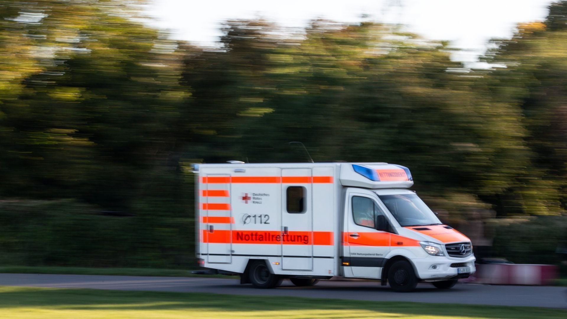 Rettungswagen will auf B 31 wegen Reanimation abkürzen und hat einen