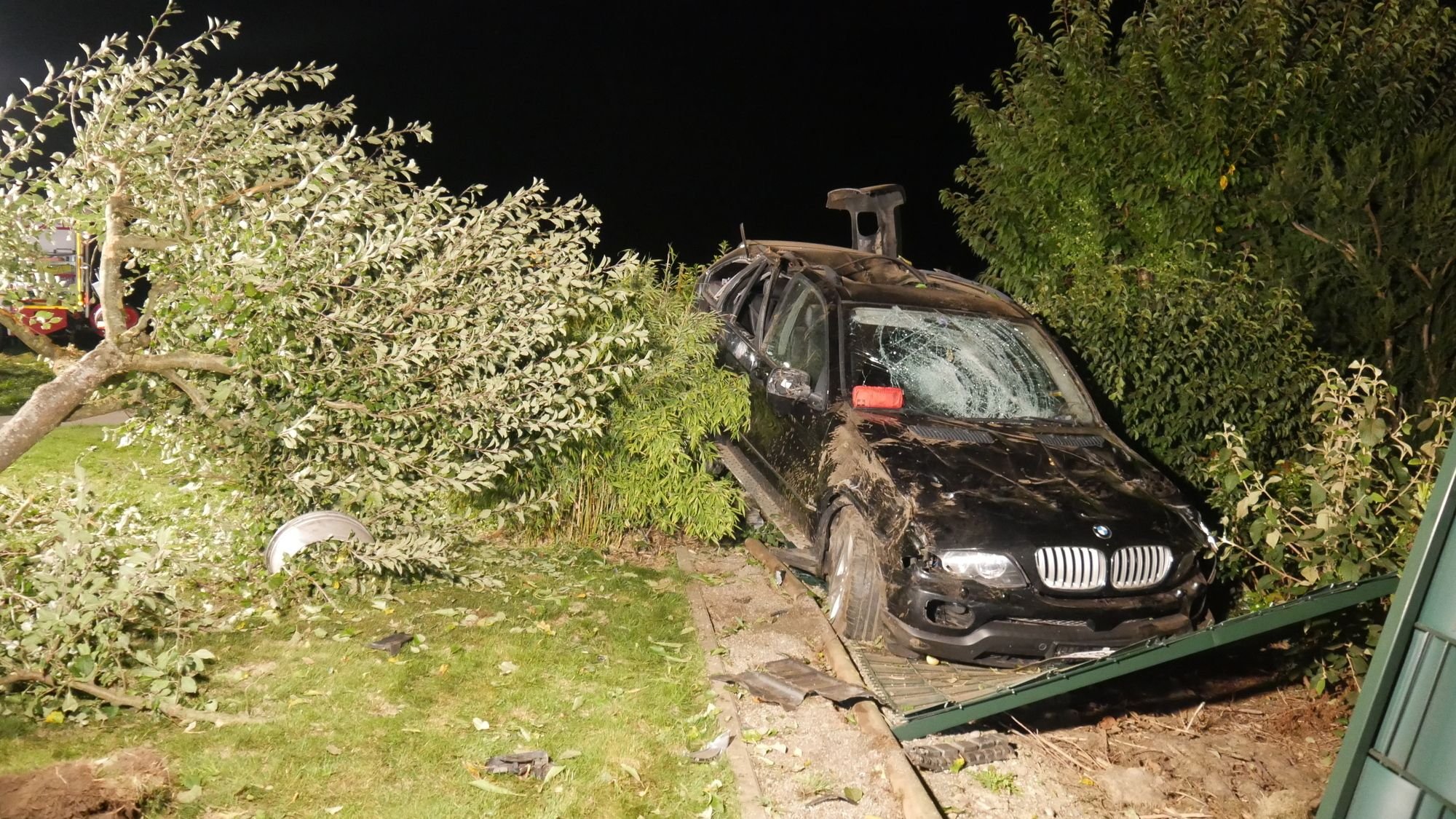 BMW überschlägt sich Fahrer schwer verletzt