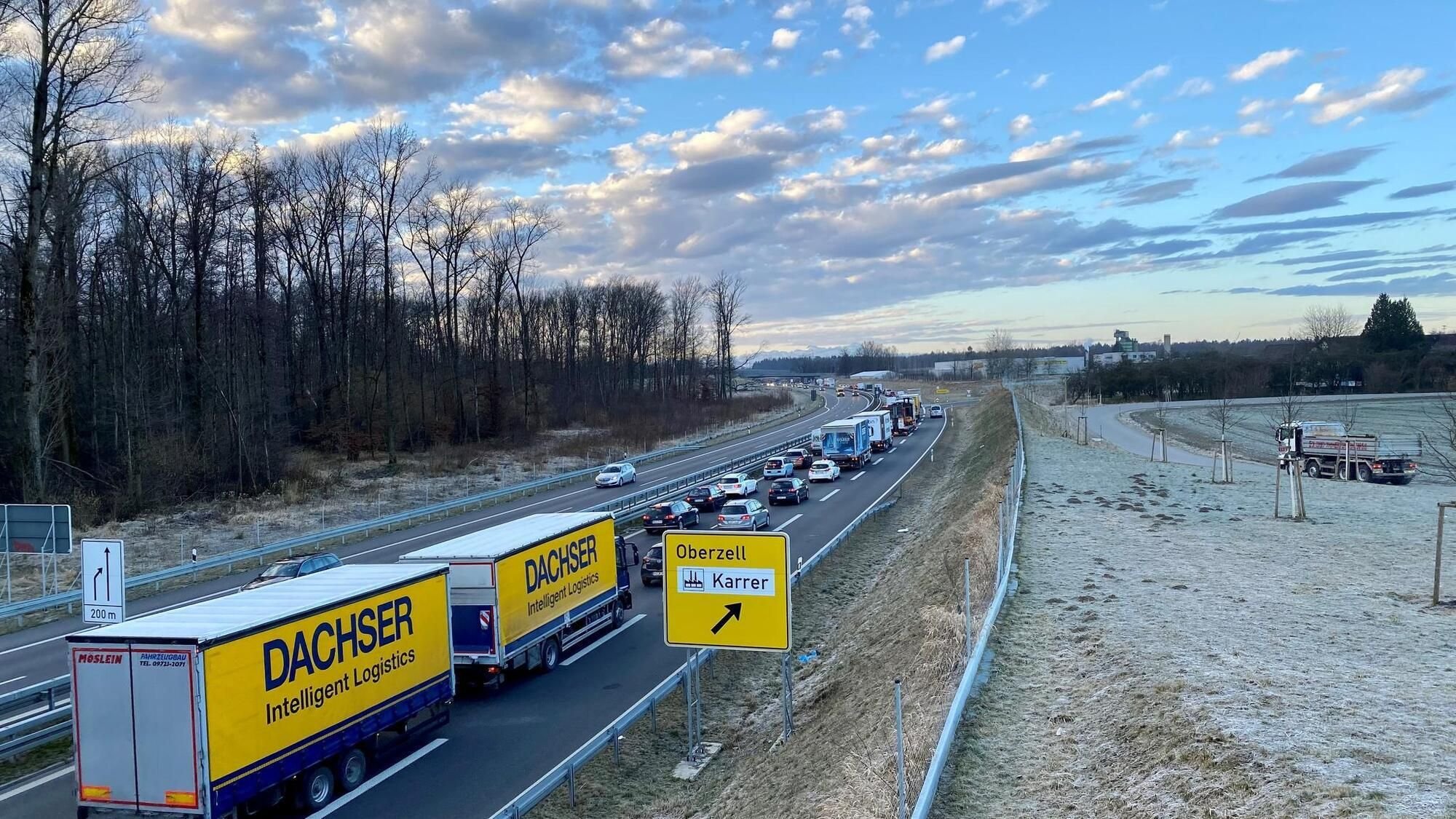 Unfall Mit Vier Verletzten Verursacht Auf B30 Langen Stau