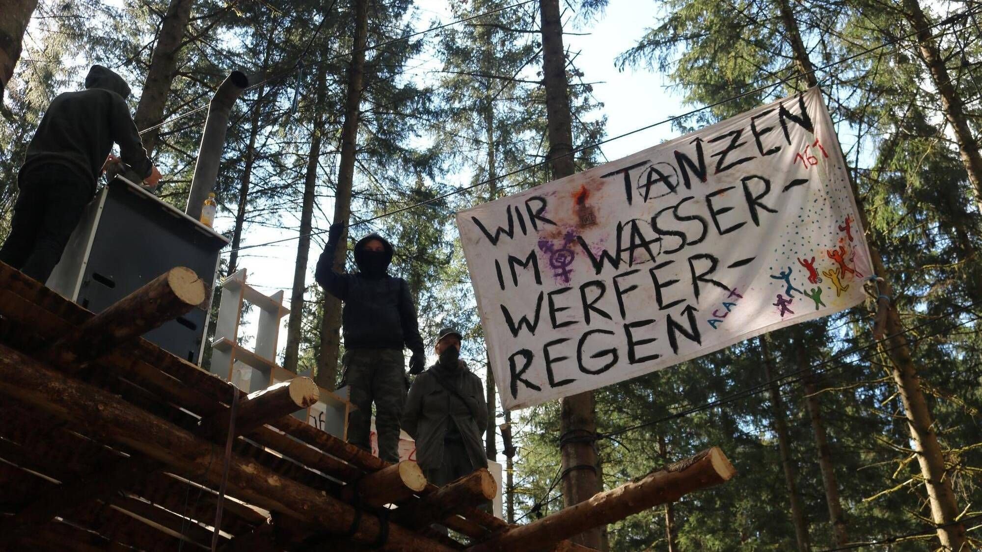 Klimaaktivsten Bleiben Trotz Unwetter Und Regen Im Altdorfer Wald