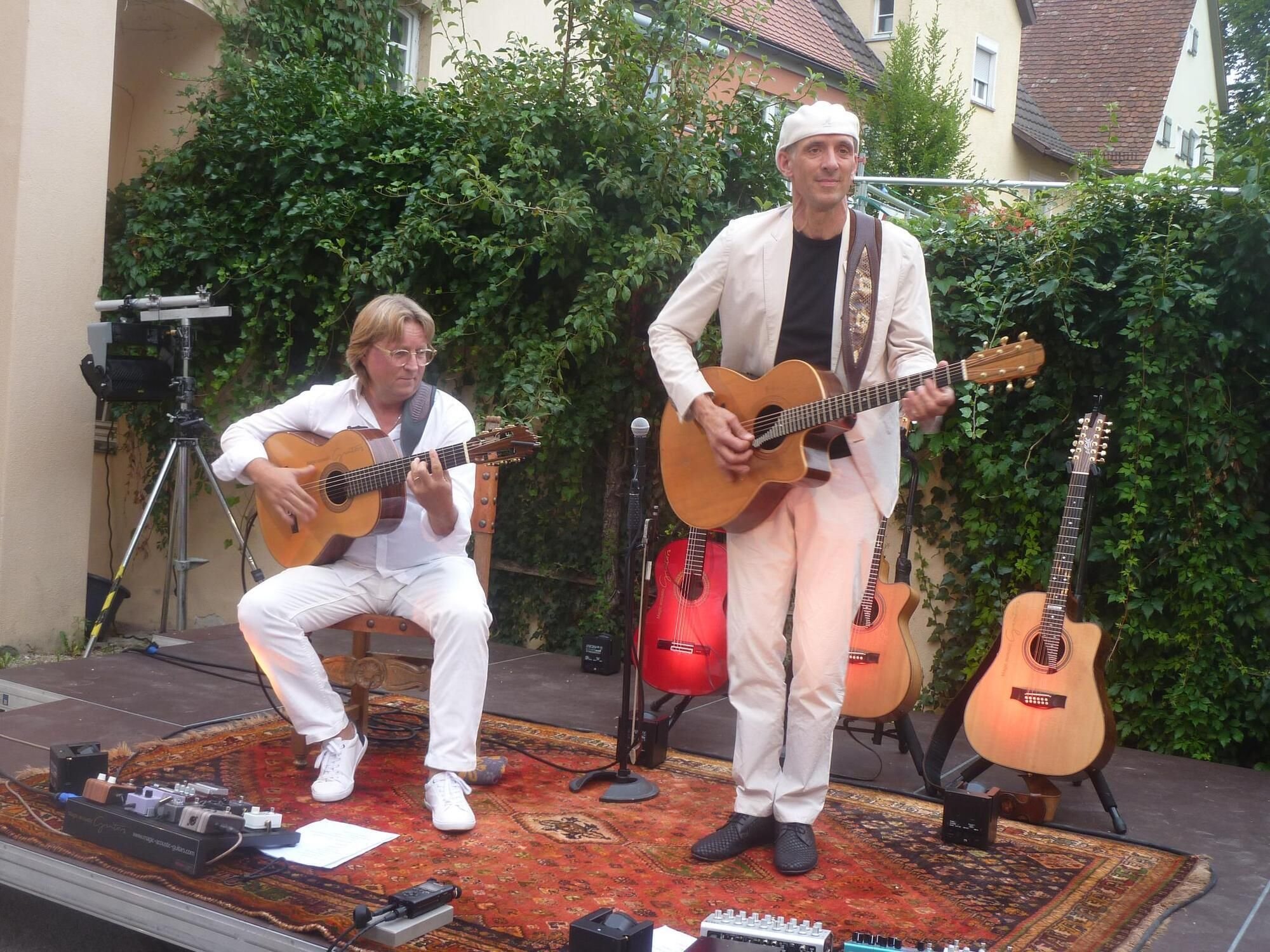 Magic acoustic guitars glänzen im Lesegarten des Palais Adelmann