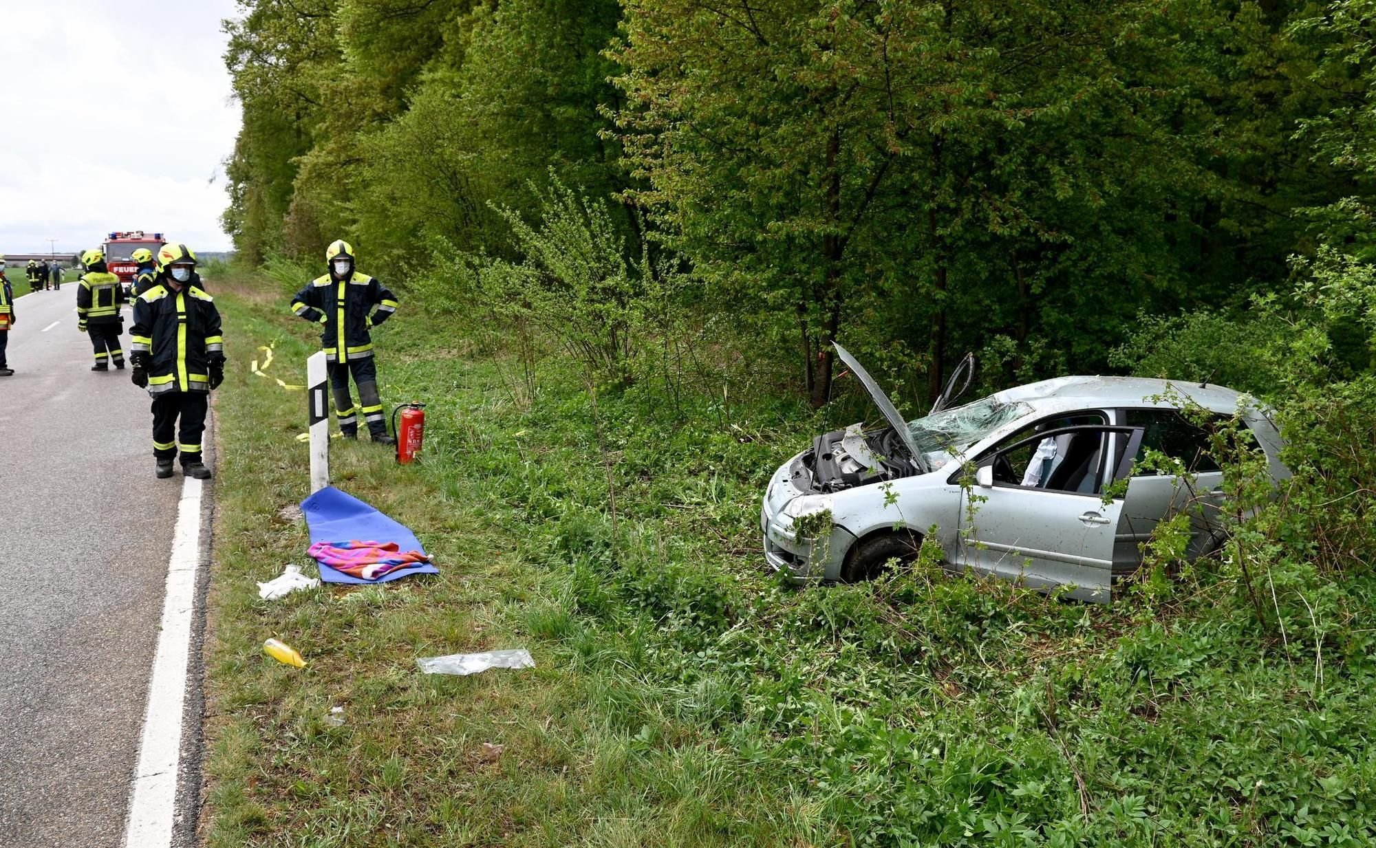 Auto Berschl Gt Sich Mehrfach Fahrer Verletzt Sich Schwer