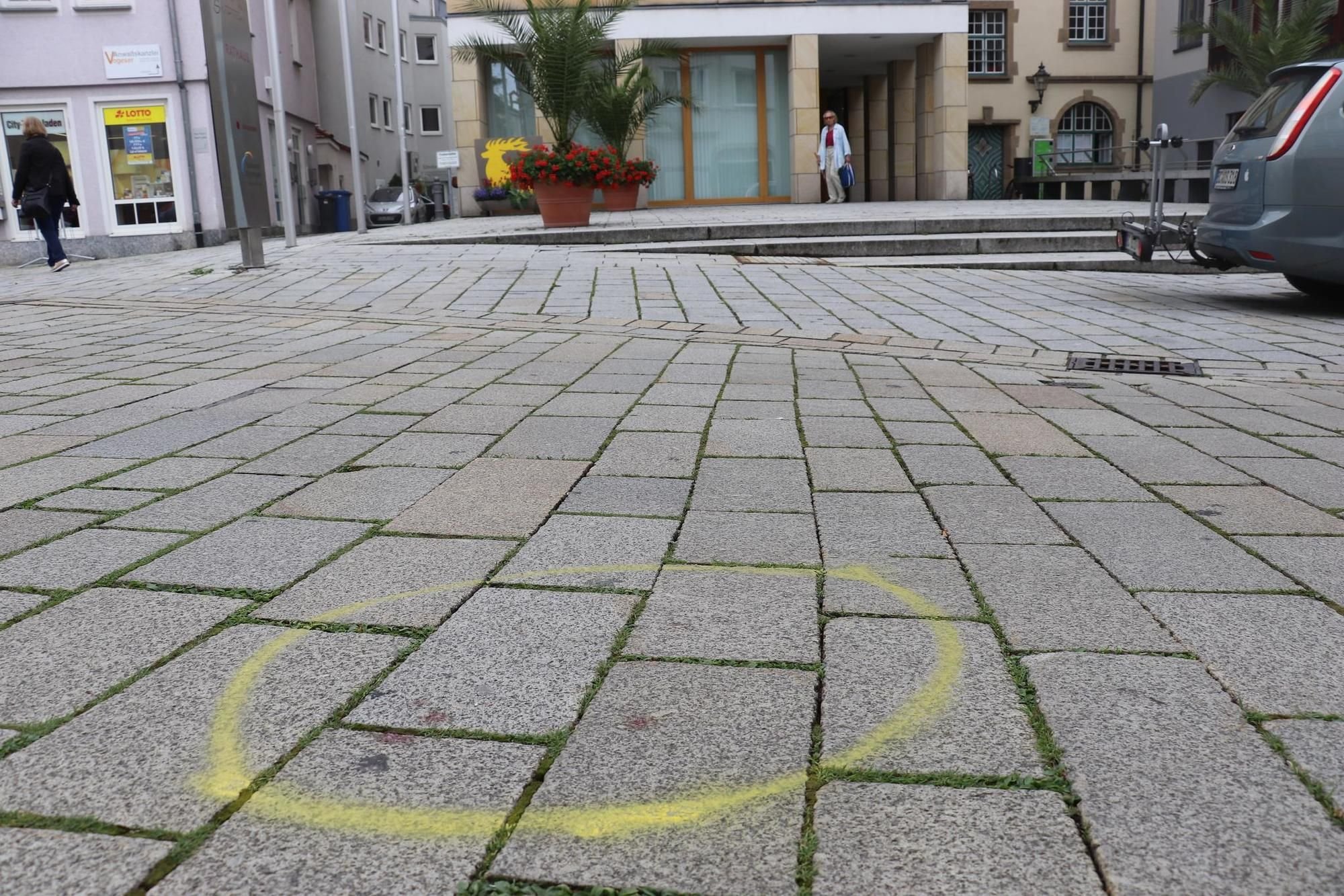 Schlägerei vor dem Rathaus Polizei greift ein