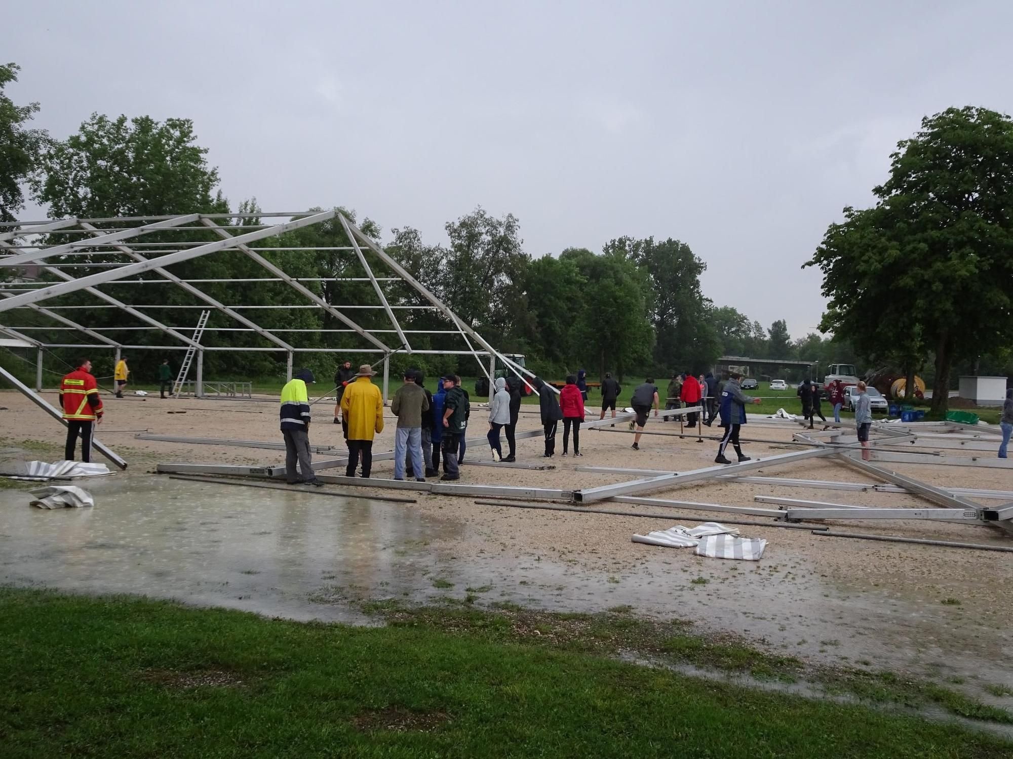 Zeltaufbau Bei Str Mendem Regen