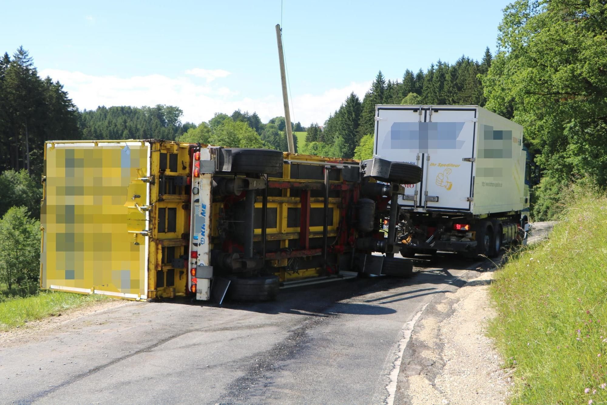 Umgekippter Anhänger blockiert Straße