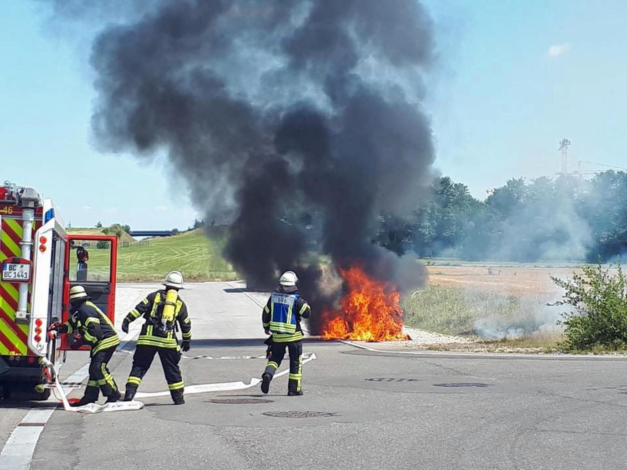 Auto fängt Feuer Fahrer schwebt in Lebensgefahr