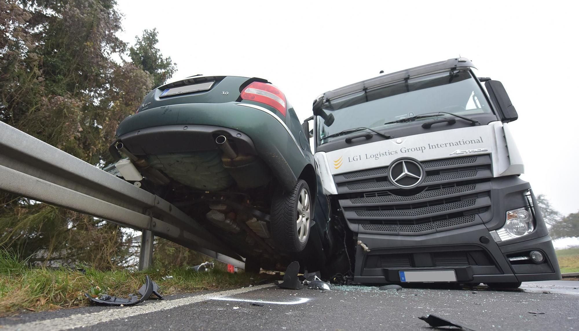 Jaguar Landet Auf Der Leitplanke