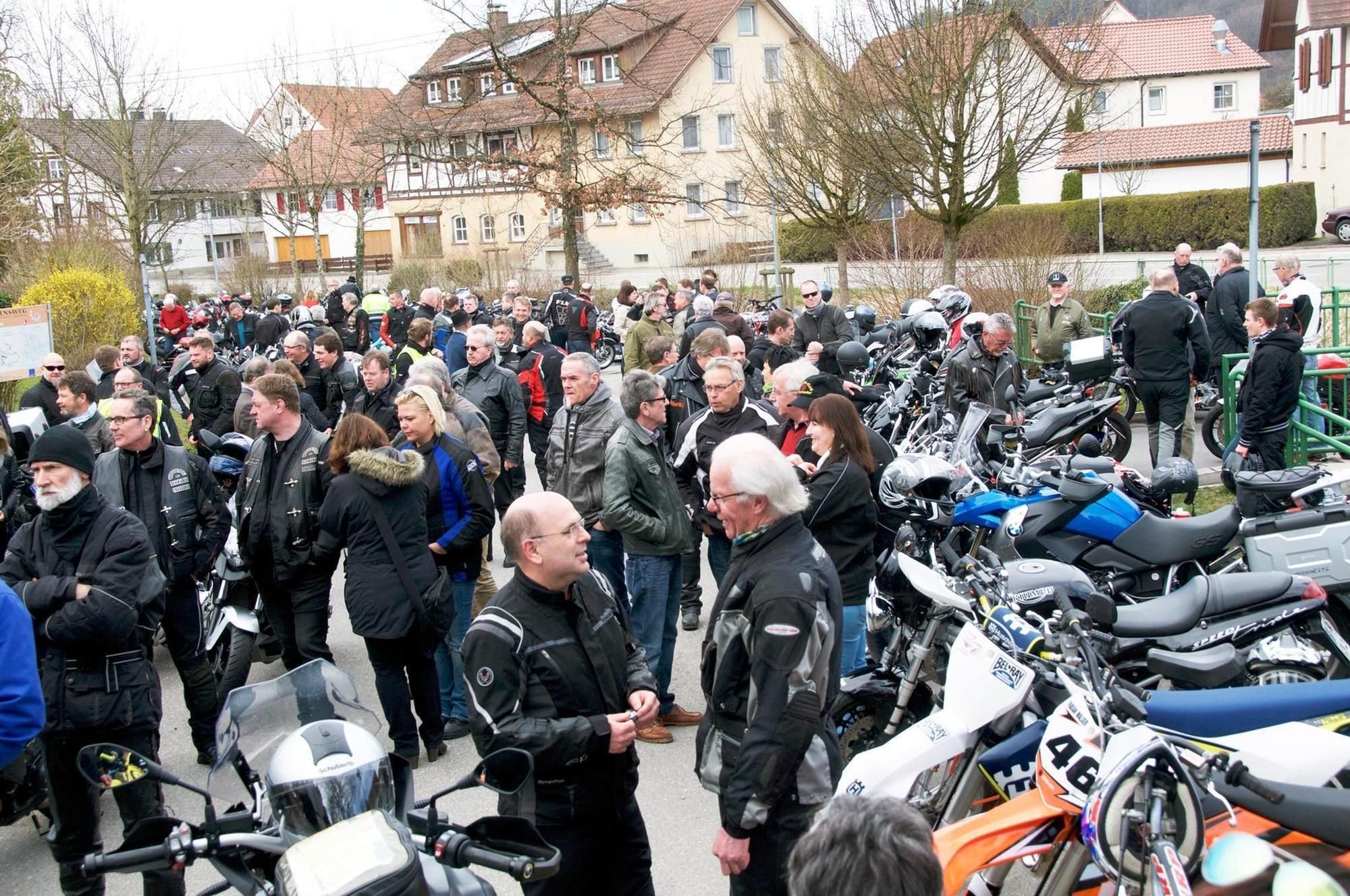 Mehr Als 250 Motorradfahrer Holen Sich Den Segen