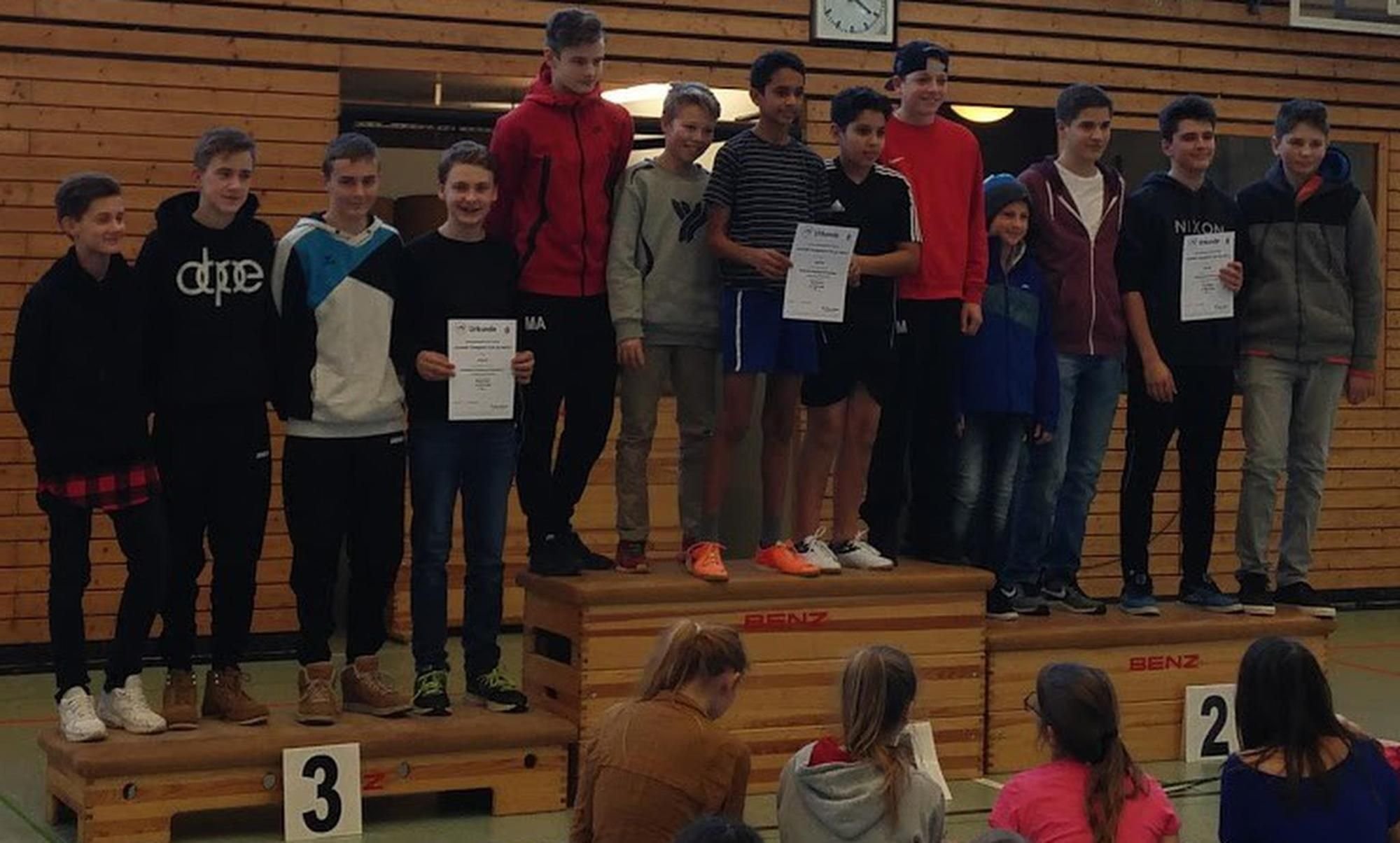 Jungen Erspielen Sich Beim Badminton Den Dritten Platz