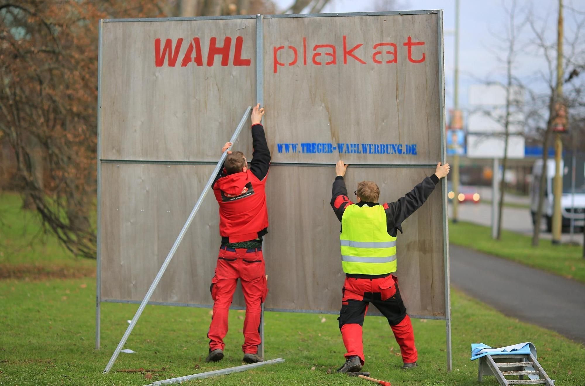 Unbekannter Beschmiert Wahlplakate