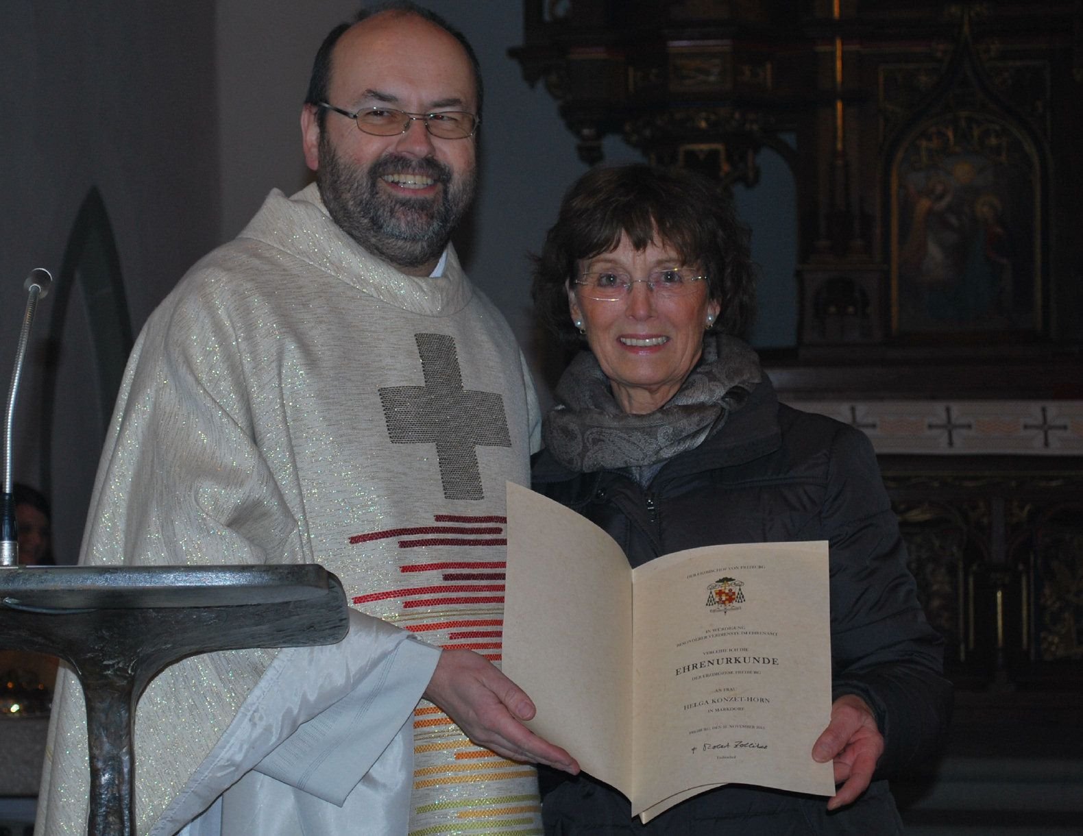 Helga Konzet Horn erhält Ehrenurkunde vom Erzbischof