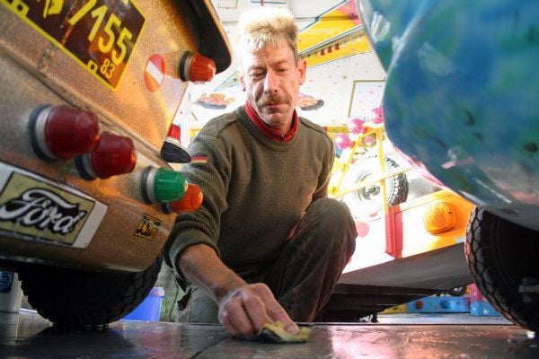 Vergnügungspark auf dem Marktplatz Autos müssen raus