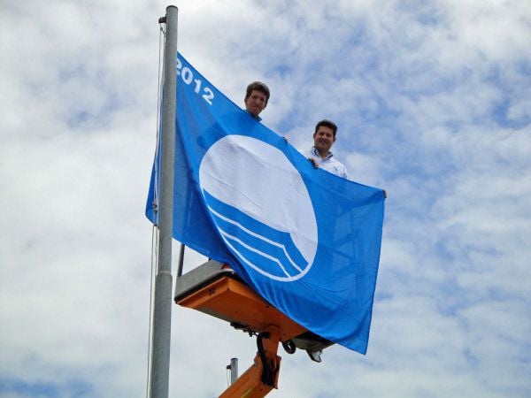 Blaue Flagge Weht Am Gemeindehafen