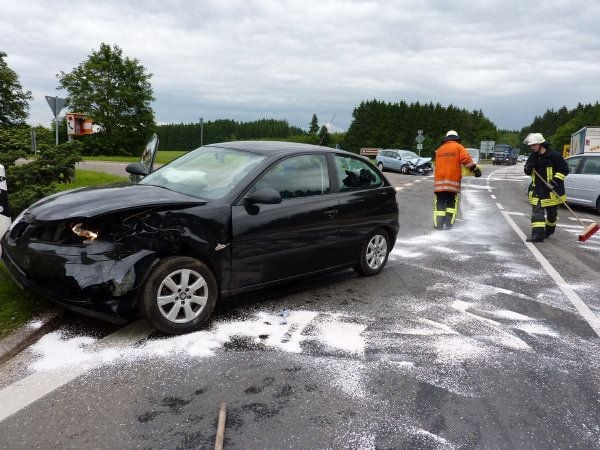 Insassen dreier Fahrzeuge müssen ins Krankenhaus