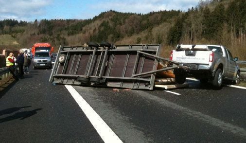 Geplatzter Reifen Verursacht Unfall Auf A96