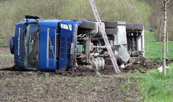 Sattelschlepper Kommt Von Der Stra E Ab Und Kippt Zur Seite