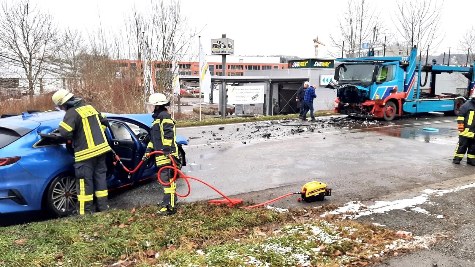 Unfall in Biberach Auto stößt frontal mit Autotransporter zusammen