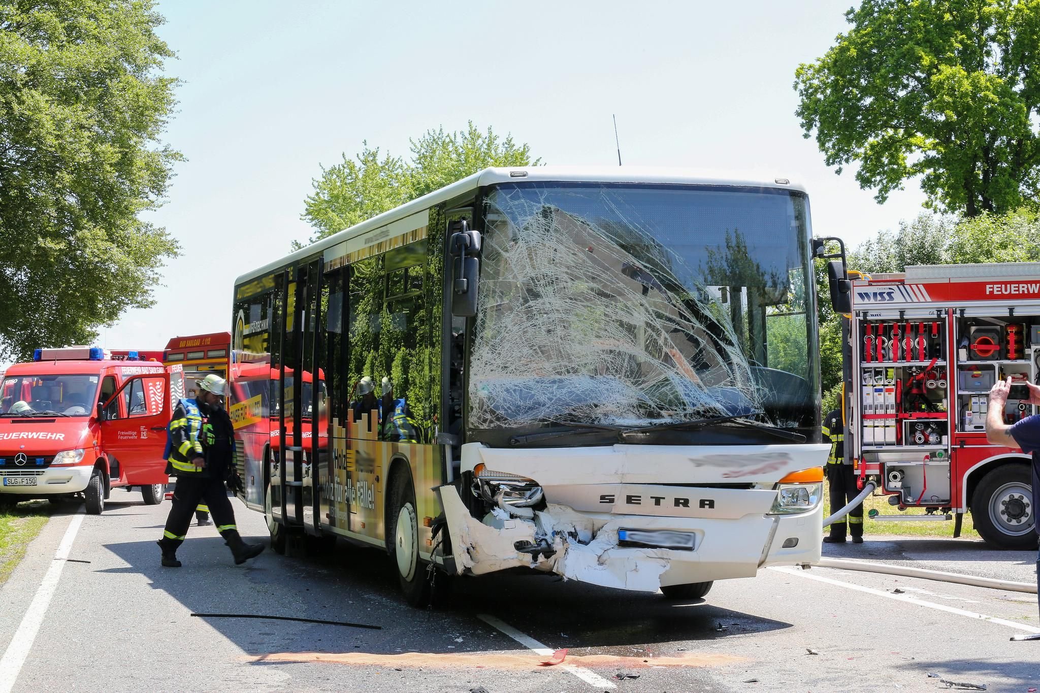 Schwerer Unfall Schulbus F Hrt Gegen Auto Bei Fulgenstadt