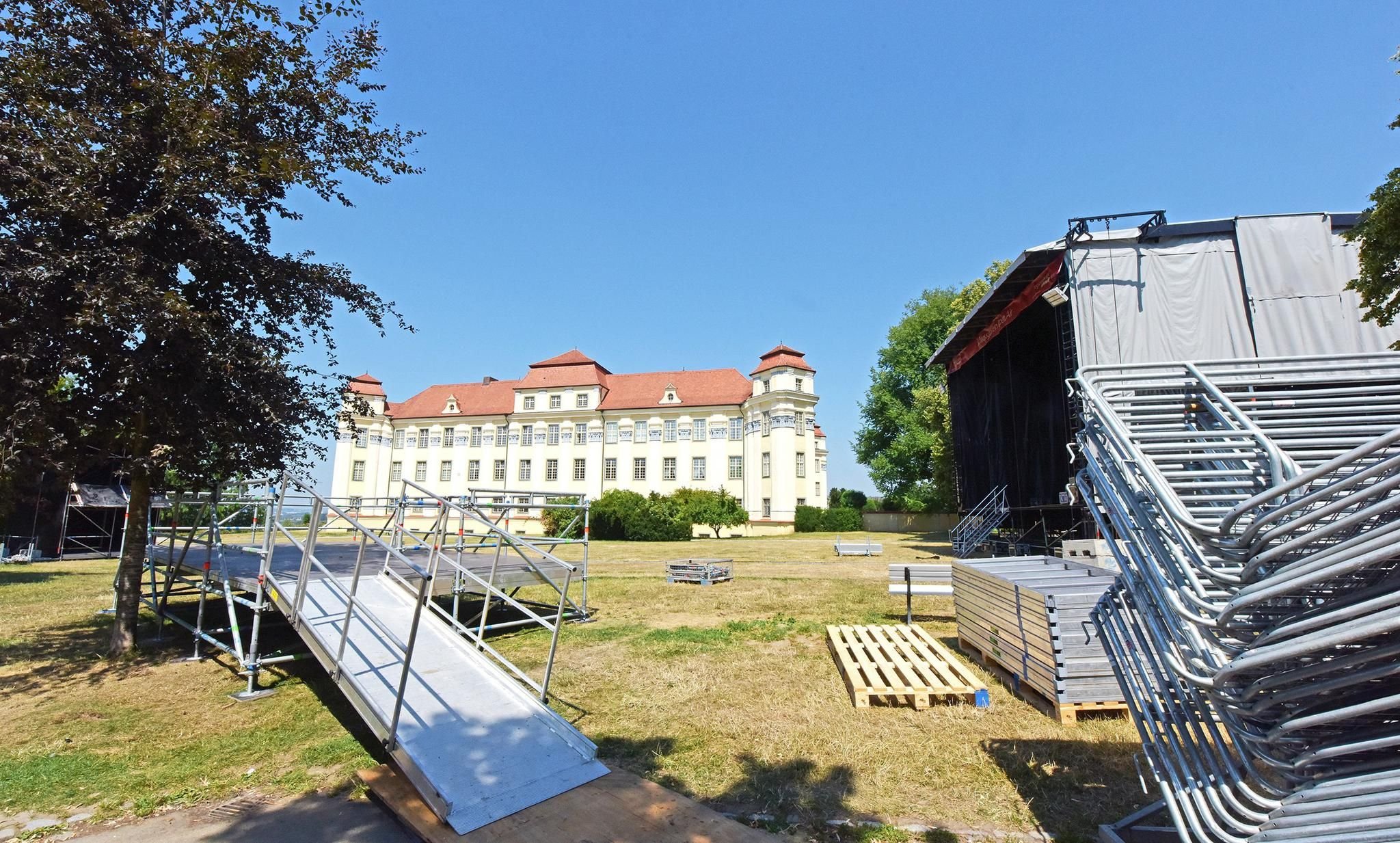 Tettnang Aufbau fürs Schlossgarten Open Air läuft