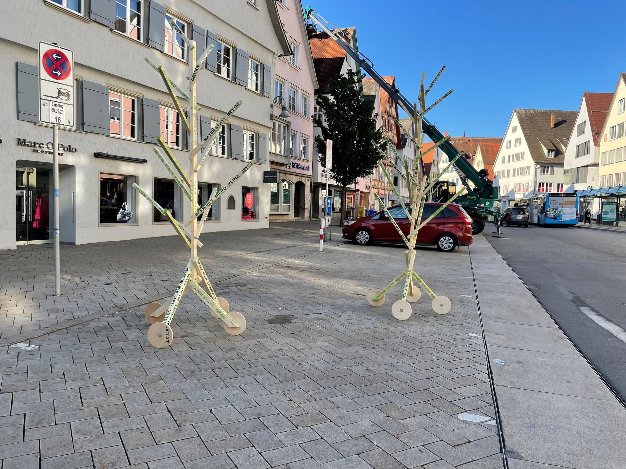 Für einen autofreien Marktplatz Protestbäume besetzen Parkplätze