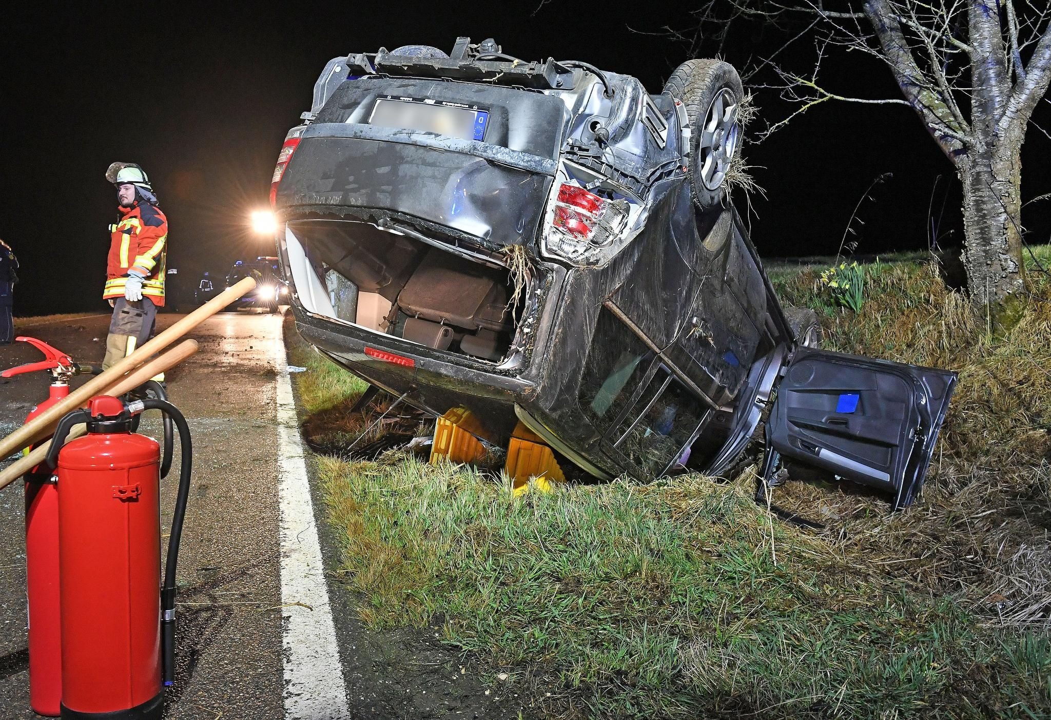 Auto Berschl Gt Sich Fahrer Lebensgef Hrlich Verletzt