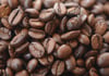 Kaffeebohnen liegen auf einem Tisch. Foto: Marcus Brandt/dpa +++(c) dpa - Bildfunk+++