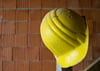 ARCHIV - ILLUSTRATION - Ein Bauhelm hängt am 01.08.2013 in Untergruppenbach (Baden-Württemberg) auf einer Baustelle. (zu dpa «IWF sieht Wirtschaftswachstum in Europa auf Kurs» vom 13.11.2017) Foto: Daniel Bockwoldt/dpa +++(c) dpa - Bildfunk+++