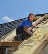 Handwerkerrechnungen wie zum Beispiel von einem Dachdecker können steuerlich geltend gemacht werden.