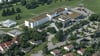 Die Klinik in Spaichingen, die zum Klinikum Tuttlingen gehört, wurde für 12 Millionen Euro renoviert und jetzt eingeweiht. Das Krankenhaushat 110 Betten.Luftbild: Manfred Grohe