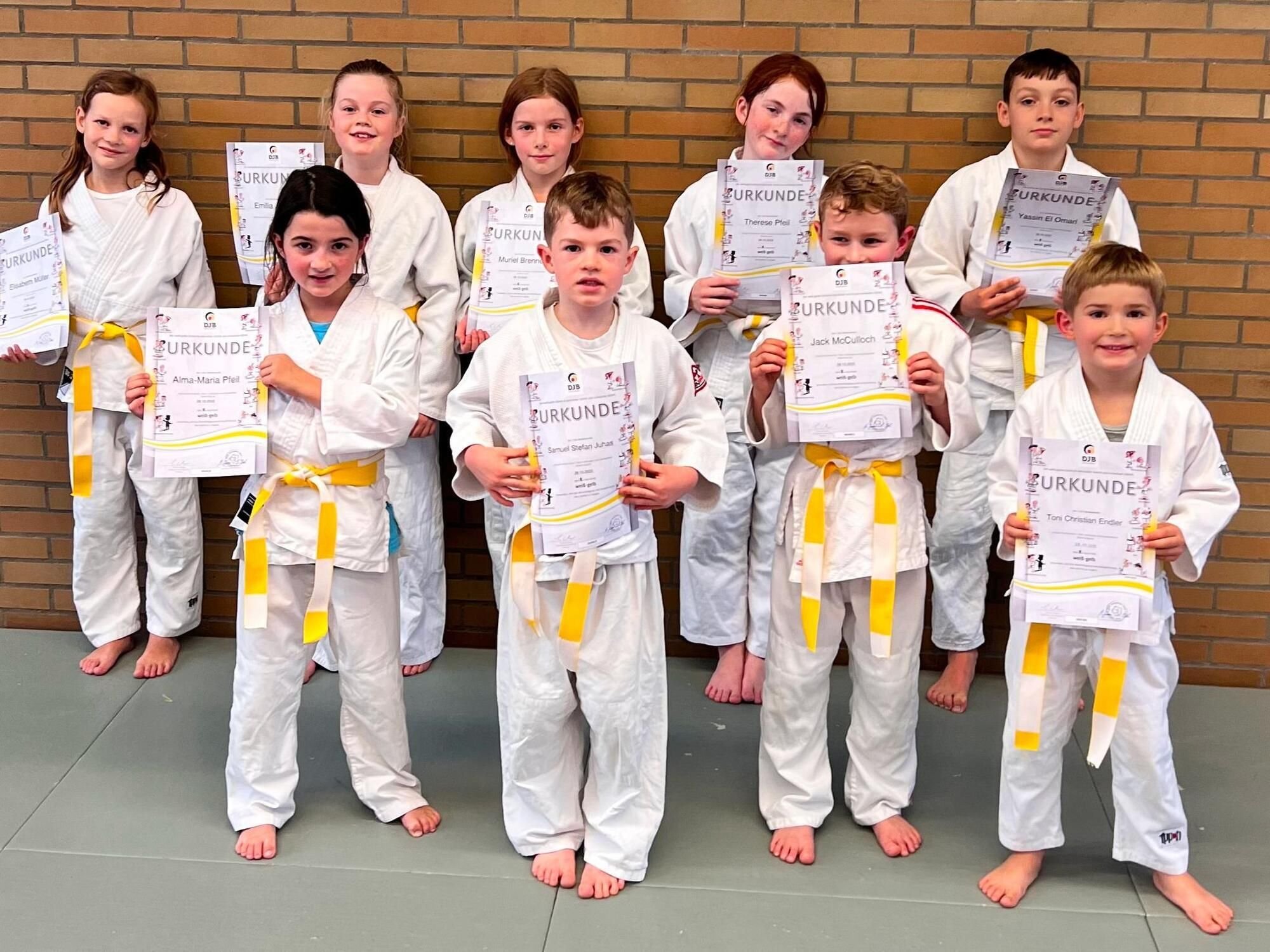 Judoka meistern erste Gürtelprüfung