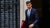 Rishi Sunak, Premierminister von Großbritannien, verlässt 10 Downing Street, um zu seiner ersten wöchentlichen Fragestunde «Prime Minister's Questions» im britischen Unterhaus zu gehen.