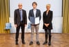 Dr. Michael Melzer (Mitte) wurde in Münster der Ursula M. Händel-Tierschutzpreis durch Prof. Brigitte Vollmar und Prof. Axel A. Brakhage verliehen.