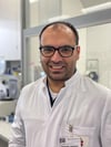Alpaslan Tasdogan von der Universitätsmedizin Essen untersucht mit neuen Methoden den schwarzen Hautkrebs und möchte damit eine Achillesferse finden, um die gefährlichen Metastasen besser zu behandeln.