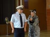  Polizeihauptkommissar Thomas Maile und das kleinen Zebra, gespielt von Schauspielerin Gerburg Maria Müller, vermittelt Erstklässlern spielerisch richtiges Verhalten im Straßenverkehr.