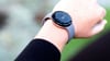 Anprobe sinnvoll: Im Vergleich zu anderen Smartwatches kann die Pixel Watch je nach Handgelenk relativ zierlich erscheinen.