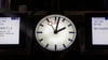 Die Uhr auf einem Gleis im Berliner Hauptbahnhof zeigt zwei Minuten nach 2 Uhr in der Früh.