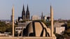 Die Minarette der Zentralmoschee der DITIB ragen vor den Türmen des Kölner Doms in den Himmel.