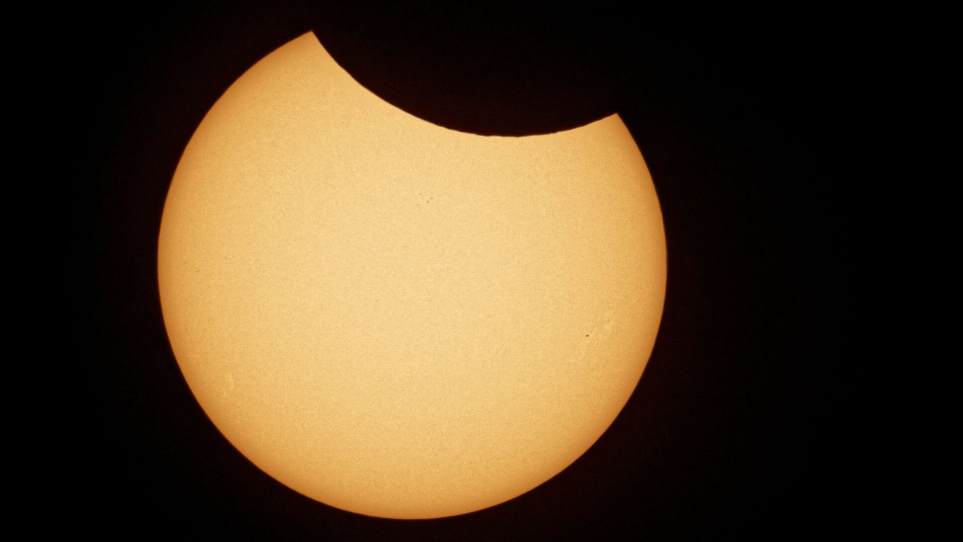  Livestream: Das war die erste partielle Sonnenfinsternis in Deutschland Illustration 