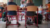 Schülerinnen und Schüler sitzen in einem Klassenraum der Grundschule im Lenninger Ortsteil Schopfloch.