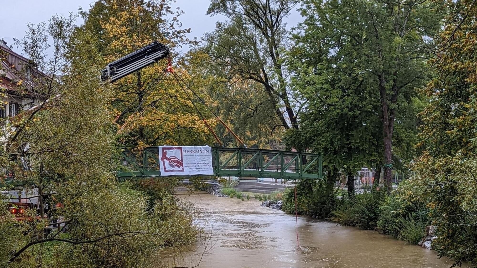 Und wieder schwebt eine neue Brücke über die Wangener Argen ein