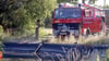 Ein Feuerwehrauto pumpt auf diesem Symbolfoto Wasser aus einem Löschteich. Bei größeren Bränden orientieren sich die Einsatzkräfte immer an Gewässern, um entsprechende Wassermengen fördern zu können.