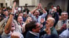Aktivisten der rechtsextremen Partei «Fratella d'Italia» (Brüder Italiens) feiern, als sie in ihrer Wahlzentrale in Rom erste Zahlen zur Wahl erfahren.