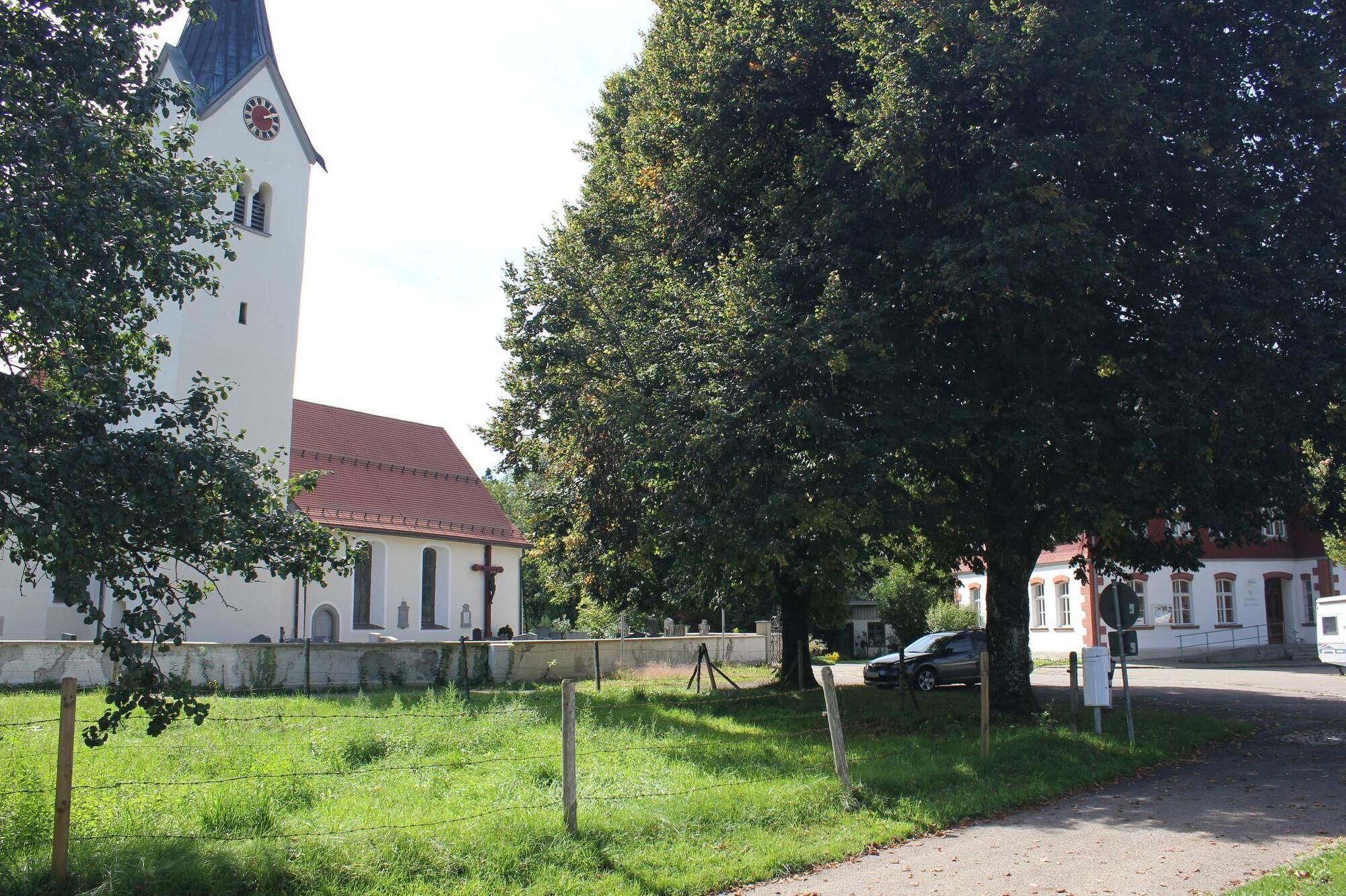 Jetzt ist der Dorfplatz doch wieder im Rennen