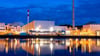 Zur blauen Stunde spiegelt sich das Kernkraftwerk Neckarwestheim im Neckar.