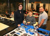  Samstags am Döchtbühl: Aaron Binder aus Kressbronn im „Lego Mindstorms“-Kurs mit Akademie-Geschäftsführerin Anna Göttel und Kursleiter Alexei Ließ.