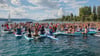  Nicht nur unfallfrei paddeln, Yoga üben auf dem Board war die Herausforderung, und mehr als 300 Teilnehmer meisterten sie, auch wenn ab und zu mal einer in den See plumpste.