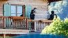 Maskierte Polizisten stehen bei einer Razzia auf einem Balkon von einem Haus des russischen Oligarchen Usmanow.