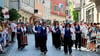 Der große Auftritt: Die neue Mädchentrommlergruppe beim Historischen Festzug am Rutenmontag in der Ravensburger Marktstraße.