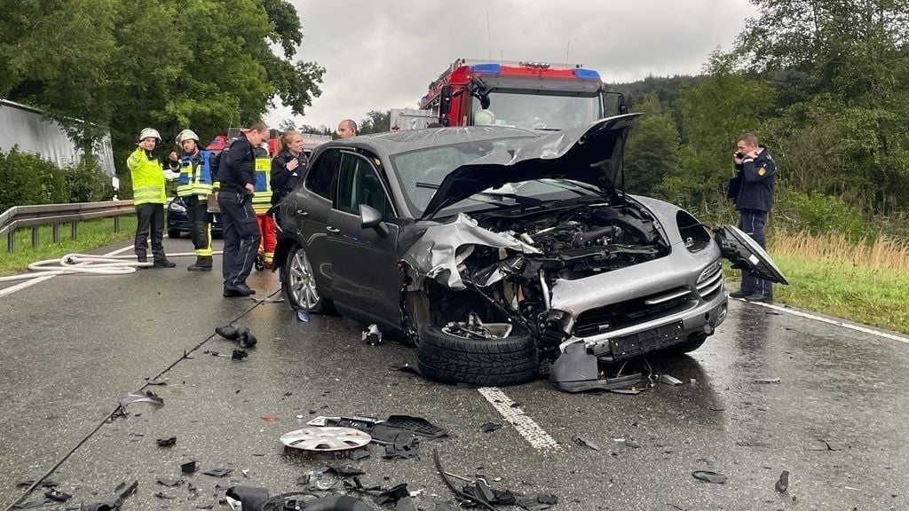 Drei Verletzte Nach Verkehrsunfall Auf B30 Strecke War Vier Stunden