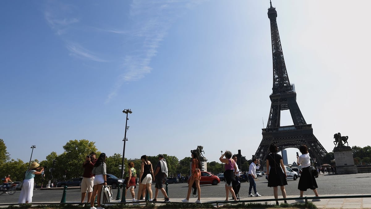 Feuer im Eiffelturm in Paris über 1000 Menschen evakuiert